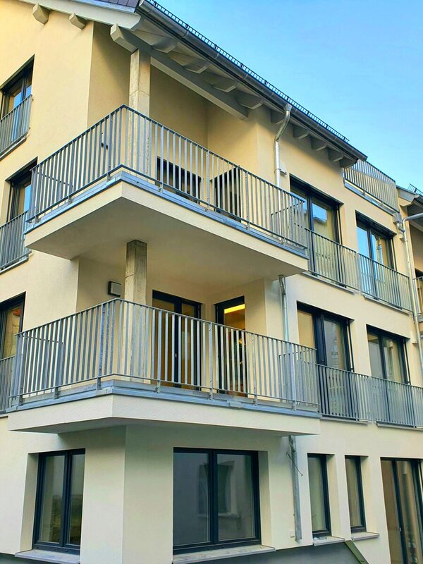 Balkone mit Stahlgeländern an einem Mehrfamilienhaus