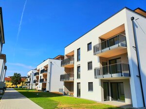 Balkongeländer an einem Mehrfamilienhaus
