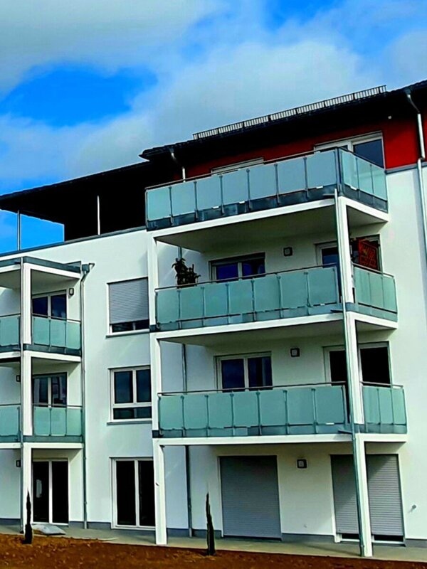 Wohnanlage mit Balkonanlagen und Glasbrüstungen
