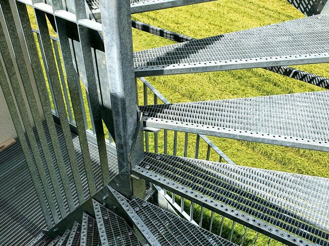 Wendeltreppe aus Stahl mit Gitterroststufen