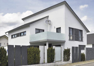 Balkon mit Glasgeländer an einem Einfamilienhaus