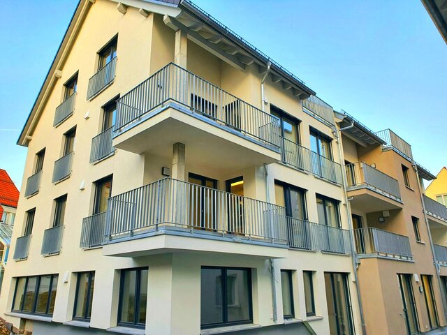 Mehrfamilienhaus mit Balkonanlagen und Stahlgeländern