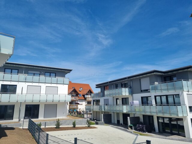 Neubau-Wohnanlage mit Balkonen und Geländern