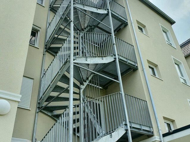 Verzinkte Fluchttreppe aus Stahl an einem Wohngebäude