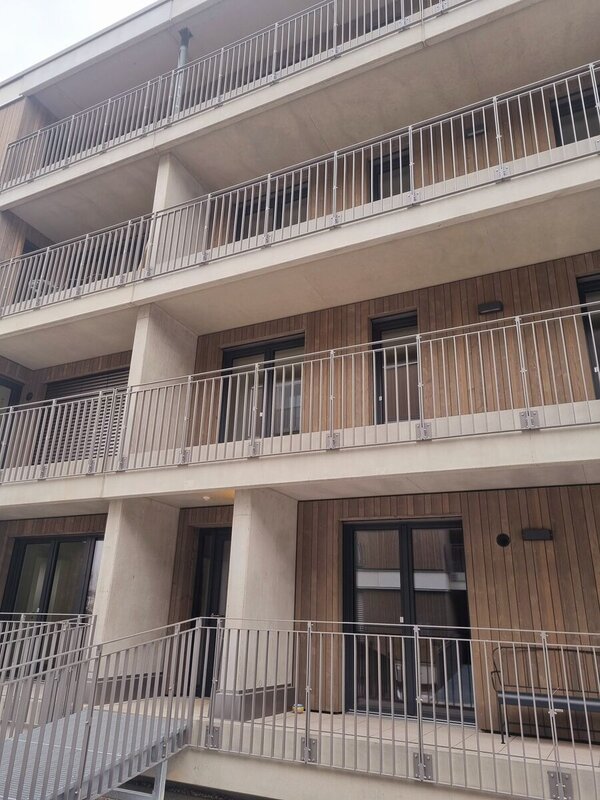 Laubengänge an der Fassade eines Wohngebäudes