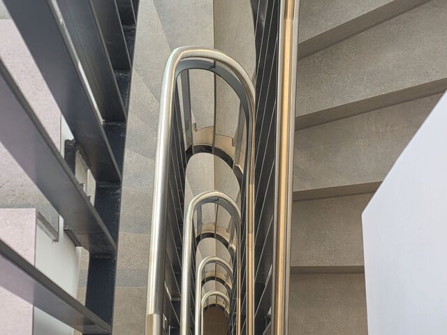 Treppenhaus mit Stahlgeländer, Blick von unten