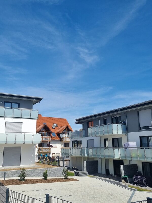 Wohnanlage mit Balkongeländern