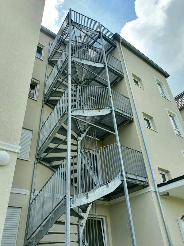 Verzinkte Fluchttreppe aus Stahl an einem Wohngebäude